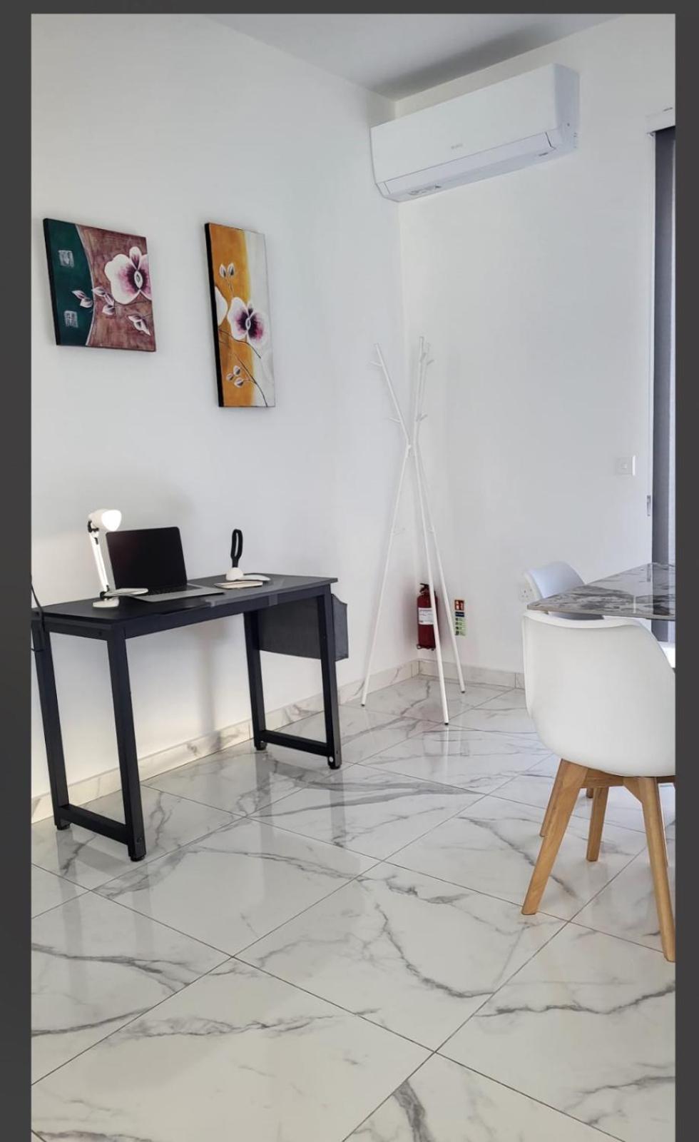 Central Apartment In Swieqi Is-Swieqi Bagian luar foto