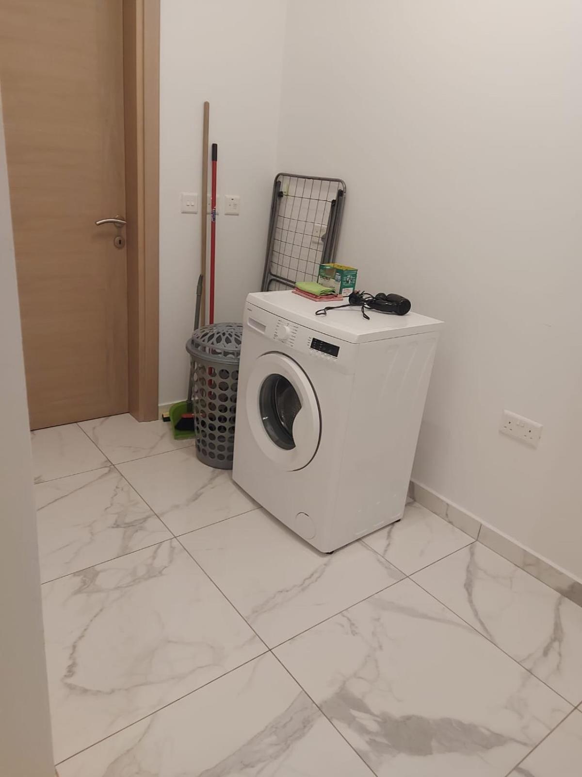 Central Apartment In Swieqi Is-Swieqi Bagian luar foto